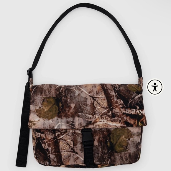 BAGGU Nylon Messenger Bag in Photo Forest - Picture 2 of 9